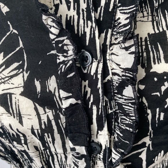 The Limited Floral Design Button Down - Picture 5 of 9